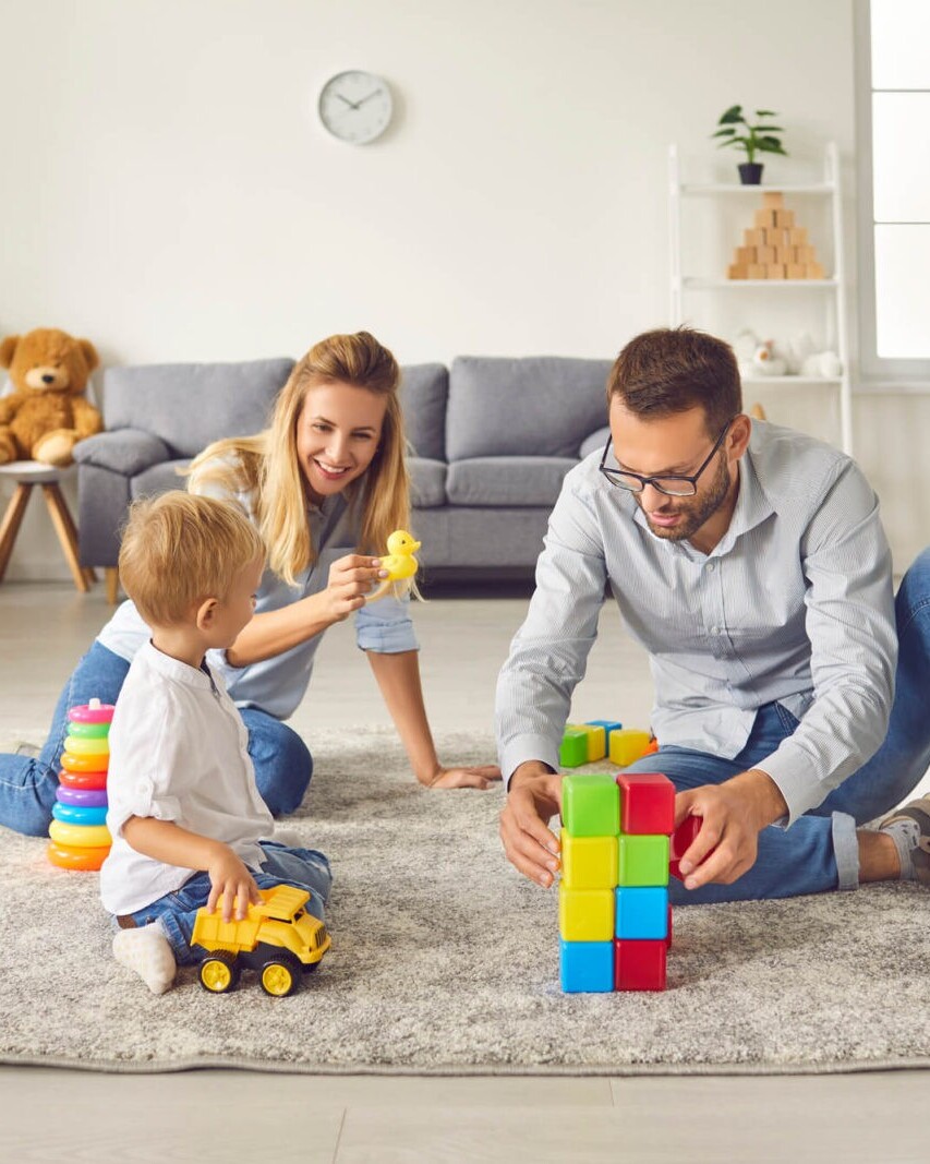 γονείς παίζουν με παιδί